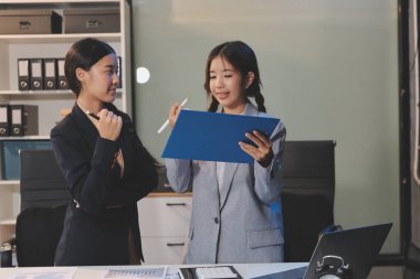  Ofiste vergi bilgisayarı olan yorgun genç iş adamları. Üzgün, mutsuz, endişeli, depresyon ya da çalışan hayatı stres danışmanı.