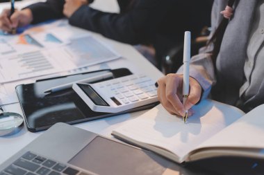 Toplantı odasında birlikte çalışan iş adamları, takım çalışması arka plan çizelgeleri ve grafikler, çift pozlama başarılı takım çalışması, iş planlama konsepti.