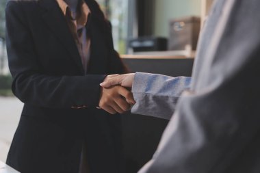 İş birleşme ve satın alma, başarılı müzakere, tokalaşma, ortaklık ve iş anlaşması için iki iş adamı el sıkışması.