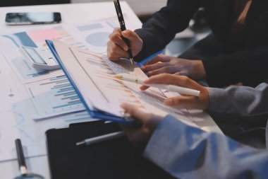 Toplantı odasında birlikte çalışan iş adamları, takım çalışması arka plan çizelgeleri ve grafikler, çift pozlama başarılı takım çalışması, iş planlama konsepti.