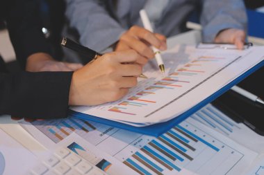 Toplantı odasında birlikte çalışan iş adamları, takım çalışması arka plan çizelgeleri ve grafikler, çift pozlama başarılı takım çalışması, iş planlama konsepti.