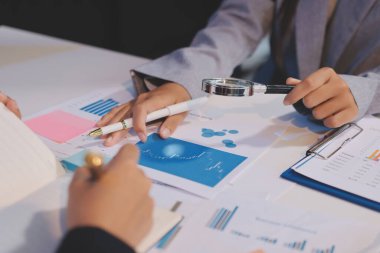 Toplantı odasında birlikte çalışan iş adamları, takım çalışması arka plan çizelgeleri ve grafikler, çift pozlama başarılı takım çalışması, iş planlama konsepti.