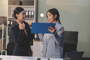  Ofiste vergi bilgisayarı olan yorgun genç iş adamları. Üzgün, mutsuz, endişeli, depresyon ya da çalışan hayatı stres danışmanı.