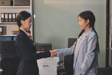 İş birleşme ve satın alma, başarılı müzakere, tokalaşma, ortaklık ve iş anlaşması için iki iş adamı el sıkışması.