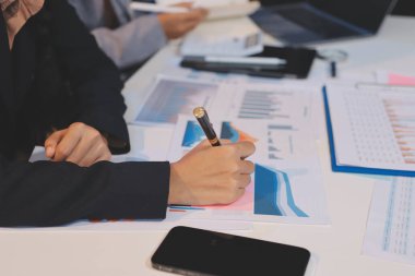 Toplantı odasında birlikte çalışan iş adamları, takım çalışması arka plan çizelgeleri ve grafikler, çift pozlama başarılı takım çalışması, iş planlama konsepti.