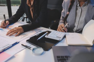 Toplantı odasında birlikte çalışan iş adamları, takım çalışması arka plan çizelgeleri ve grafikler, çift pozlama başarılı takım çalışması, iş planlama konsepti.