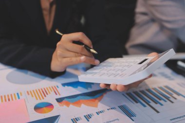 Toplantı odasında birlikte çalışan iş adamları, takım çalışması arka plan çizelgeleri ve grafikler, çift pozlama başarılı takım çalışması, iş planlama konsepti.