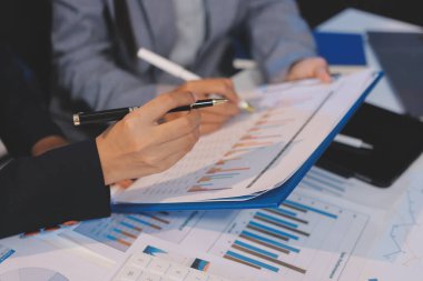 Toplantı odasında birlikte çalışan iş adamları, takım çalışması arka plan çizelgeleri ve grafikler, çift pozlama başarılı takım çalışması, iş planlama konsepti.