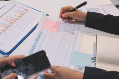 Toplantı odasında birlikte çalışan iş adamları, takım çalışması arka plan çizelgeleri ve grafikler, çift pozlama başarılı takım çalışması, iş planlama konsepti.