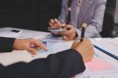 Toplantı odasında birlikte çalışan iş adamları, takım çalışması arka plan çizelgeleri ve grafikler, çift pozlama başarılı takım çalışması, iş planlama konsepti.