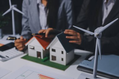 Geri dönüşüm planlayan ve tartışan iş adamları ofis toplantı odasında yeniden kullanım politikası sembolünü azalttı.