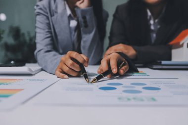 Geri dönüşüm planlayan ve tartışan iş adamları ofis toplantı odasında yeniden kullanım politikası sembolünü azalttı.