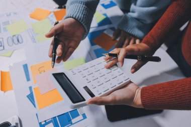 UX UI tasarımcısı prototipi bir telefon üzerinde test ediyor, web sitesi ve mobil uygulama tasarım konseptinde bir web sitesi ve mobil uygulama prototipi için telgraflar üzerinde tartışıyor ve beyin fırtınası yapıyor.