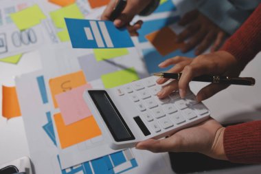 UX UI tasarımcısı prototipi bir telefon üzerinde test ediyor, web sitesi ve mobil uygulama tasarım konseptinde bir web sitesi ve mobil uygulama prototipi için telgraflar üzerinde tartışıyor ve beyin fırtınası yapıyor.