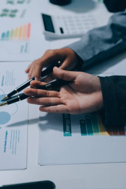 Geri dönüşüm planlayan ve tartışan iş adamları ofis toplantı odasında yeniden kullanım politikası sembolünü azalttı.