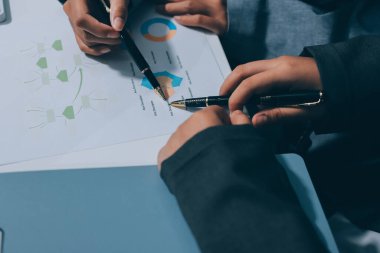 Geri dönüşüm planlayan ve tartışan iş adamları ofis toplantı odasında yeniden kullanım politikası sembolünü azalttı.