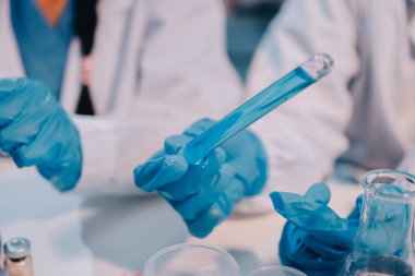 Mikroskopları, test tüpleri ve diğer laboratuvar ekipmanlarıyla Modern Boş Bilim Laboratuvarı