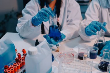 Mikroskopları, test tüpleri ve diğer laboratuvar ekipmanlarıyla Modern Boş Bilim Laboratuvarı