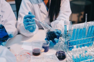 Mikroskopları, test tüpleri ve diğer laboratuvar ekipmanlarıyla Modern Boş Bilim Laboratuvarı