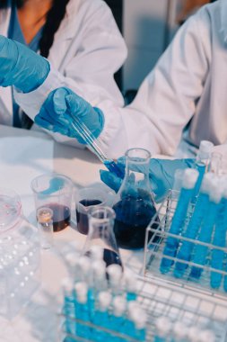 Mikroskopları, test tüpleri ve diğer laboratuvar ekipmanlarıyla Modern Boş Bilim Laboratuvarı