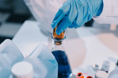 Mikroskopları, test tüpleri ve diğer laboratuvar ekipmanlarıyla Modern Boş Bilim Laboratuvarı