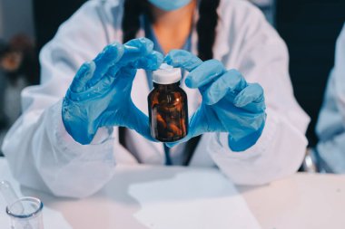 Mikroskopları, test tüpleri ve diğer laboratuvar ekipmanlarıyla Modern Boş Bilim Laboratuvarı