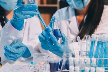 Mikroskopları, test tüpleri ve diğer laboratuvar ekipmanlarıyla Modern Boş Bilim Laboratuvarı