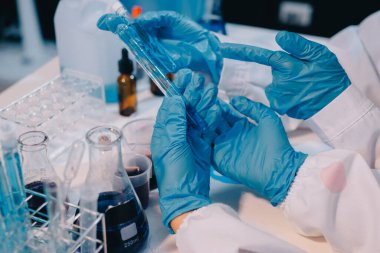 Mikroskopları, test tüpleri ve diğer laboratuvar ekipmanlarıyla Modern Boş Bilim Laboratuvarı