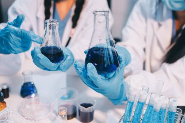 Mikroskopları, test tüpleri ve diğer laboratuvar ekipmanlarıyla Modern Boş Bilim Laboratuvarı