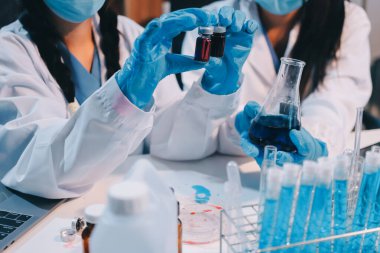 Mikroskopları, test tüpleri ve diğer laboratuvar ekipmanlarıyla Modern Boş Bilim Laboratuvarı