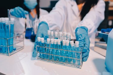 Mikroskopları, test tüpleri ve diğer laboratuvar ekipmanlarıyla Modern Boş Bilim Laboratuvarı