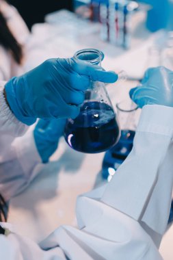 Mikroskopları, test tüpleri ve diğer laboratuvar ekipmanlarıyla Modern Boş Bilim Laboratuvarı