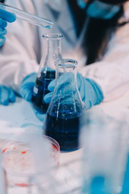 Mikroskopları, test tüpleri ve diğer laboratuvar ekipmanlarıyla Modern Boş Bilim Laboratuvarı