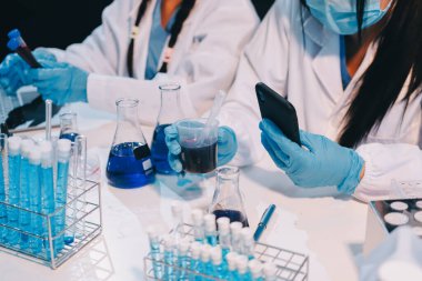 Mikroskopları, test tüpleri ve diğer laboratuvar ekipmanlarıyla Modern Boş Bilim Laboratuvarı