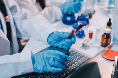 Mikroskopları, test tüpleri ve diğer laboratuvar ekipmanlarıyla Modern Boş Bilim Laboratuvarı