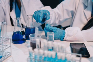 Mikroskopları, test tüpleri ve diğer laboratuvar ekipmanlarıyla Modern Boş Bilim Laboratuvarı