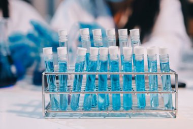 Mikroskopları, test tüpleri ve diğer laboratuvar ekipmanlarıyla Modern Boş Bilim Laboratuvarı