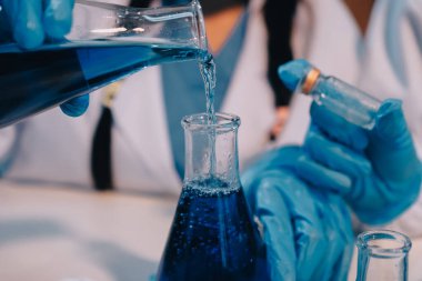 Mikroskopları, test tüpleri ve diğer laboratuvar ekipmanlarıyla Modern Boş Bilim Laboratuvarı