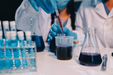 Mikroskopları, test tüpleri ve diğer laboratuvar ekipmanlarıyla Modern Boş Bilim Laboratuvarı