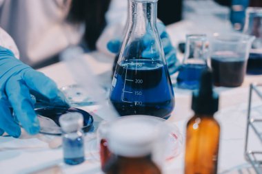 Mikroskopları, test tüpleri ve diğer laboratuvar ekipmanlarıyla Modern Boş Bilim Laboratuvarı