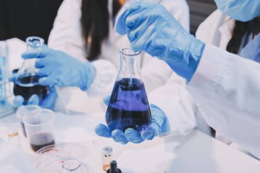 Mikroskopları, test tüpleri ve diğer laboratuvar ekipmanlarıyla Modern Boş Bilim Laboratuvarı