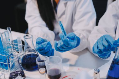 Mikroskopları, test tüpleri ve diğer laboratuvar ekipmanlarıyla Modern Boş Bilim Laboratuvarı