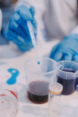 Mikroskopları, test tüpleri ve diğer laboratuvar ekipmanlarıyla Modern Boş Bilim Laboratuvarı