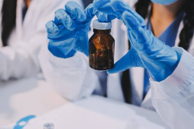 Mikroskopları, test tüpleri ve diğer laboratuvar ekipmanlarıyla Modern Boş Bilim Laboratuvarı