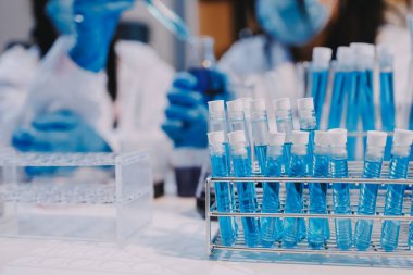 Mikroskopları, test tüpleri ve diğer laboratuvar ekipmanlarıyla Modern Boş Bilim Laboratuvarı