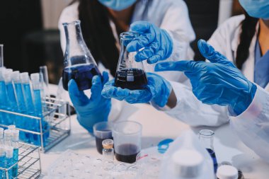 Mikroskopları, test tüpleri ve diğer laboratuvar ekipmanlarıyla Modern Boş Bilim Laboratuvarı