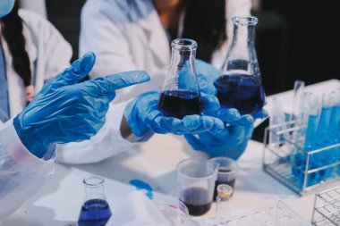 Mikroskopları, test tüpleri ve diğer laboratuvar ekipmanlarıyla Modern Boş Bilim Laboratuvarı