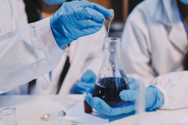 Mikroskopları, test tüpleri ve diğer laboratuvar ekipmanlarıyla Modern Boş Bilim Laboratuvarı