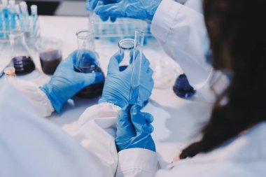 Mikroskopları, test tüpleri ve diğer laboratuvar ekipmanlarıyla Modern Boş Bilim Laboratuvarı