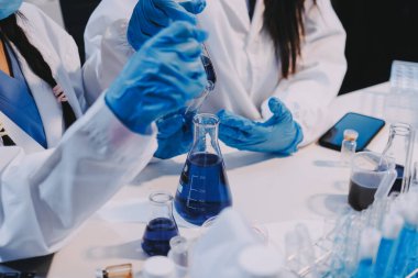 Mikroskopları, test tüpleri ve diğer laboratuvar ekipmanlarıyla Modern Boş Bilim Laboratuvarı